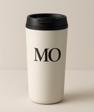 Termo de acero inoxidable con logotipo MO inspirado en Marta Ortega