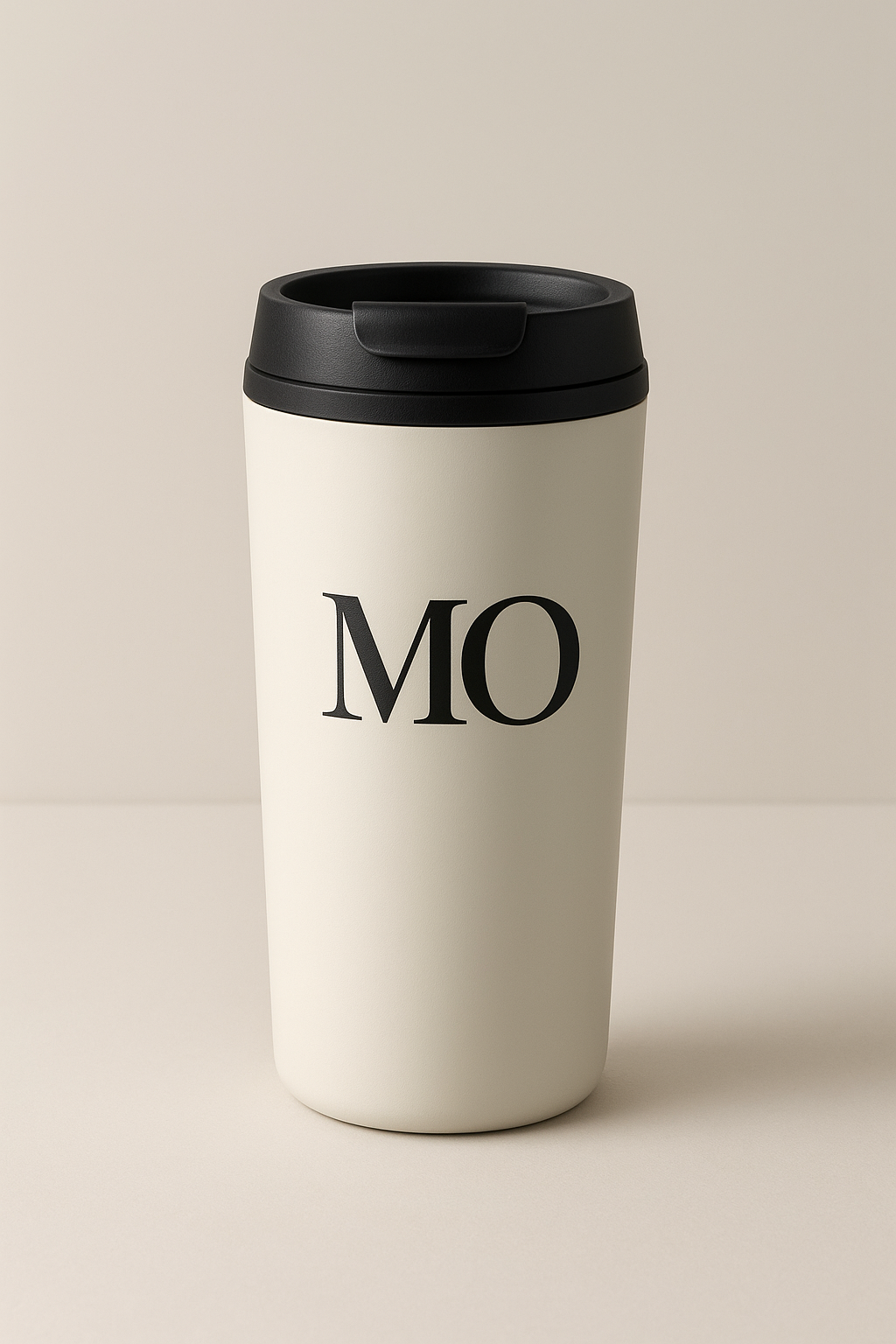 Termo de acero inoxidable con logotipo MO inspirado en Marta Ortega